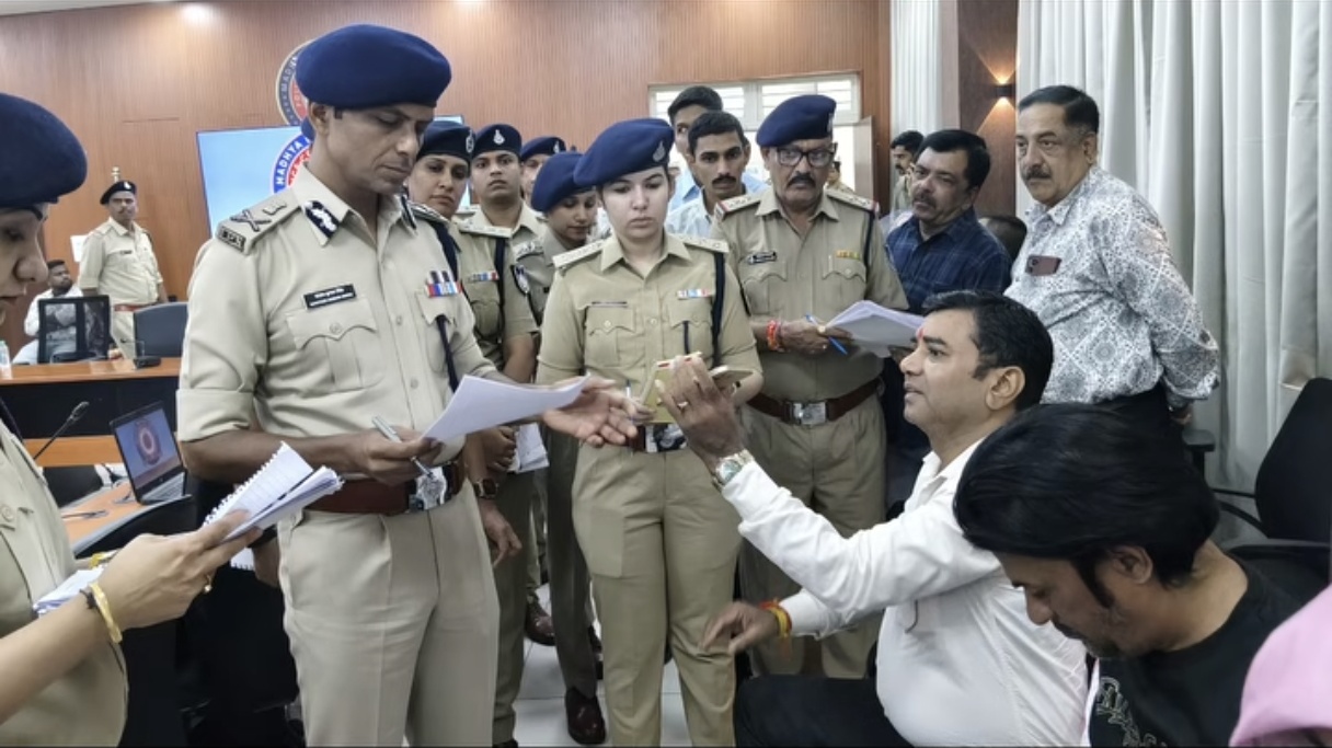 इंदौर पुलिस की जनसुनवाई में पहुंचे 78 आवेदन, कमिश्नर ने अधिकारियों को दिए त्वरित निराकरण के निर्देश